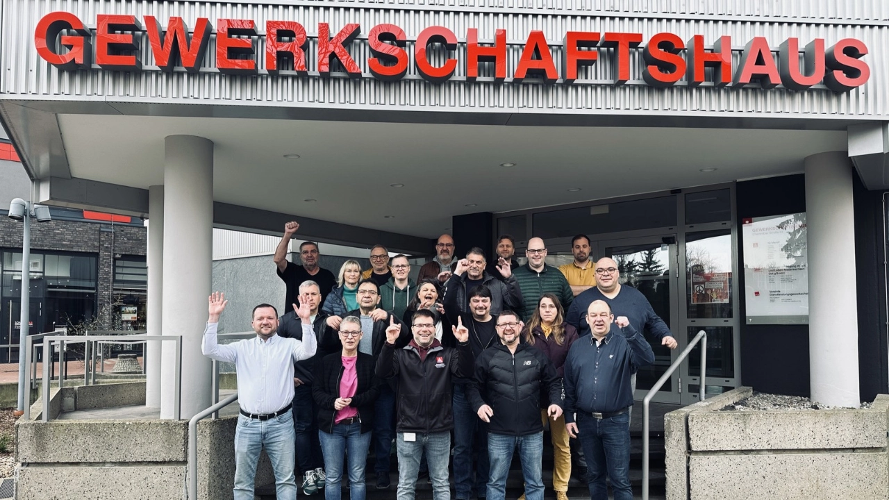 Gruppenbild des Ortsvorstands vor dem Gewerkschaftshaus