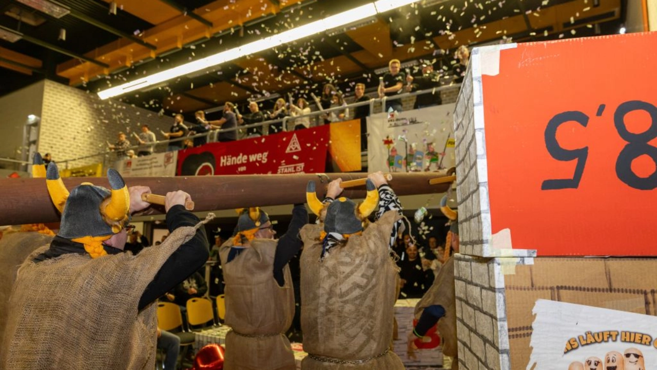 Metallerinnen und Metaller zeigen Flagge für Industriestandort 