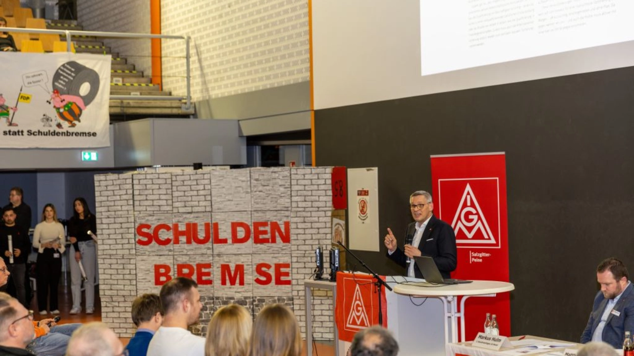 Metallerinnen und Metaller zeigen Flagge für Industriestandort 