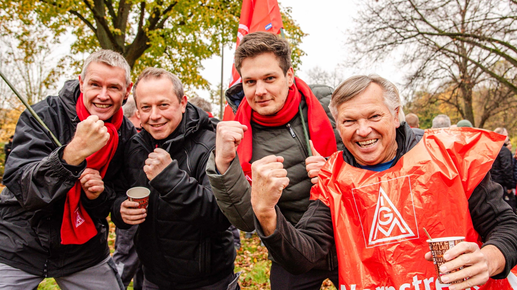 Beschäftigte machen während der Metall-Tarifrunde 2024 mit Warnstreiks Druck für ihre Forderung