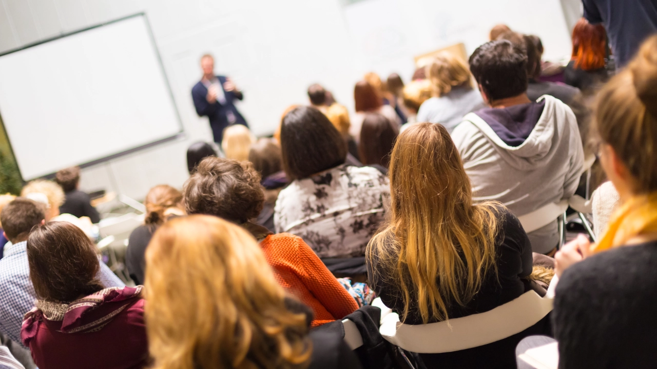 Einige junge Teilnehmer in einem Seminar.