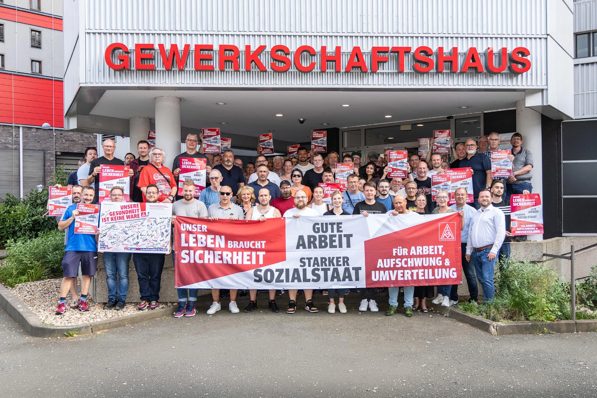 Gruppenfoto vorm Gewerkschaftshaus in Salzgitter mit Transparent