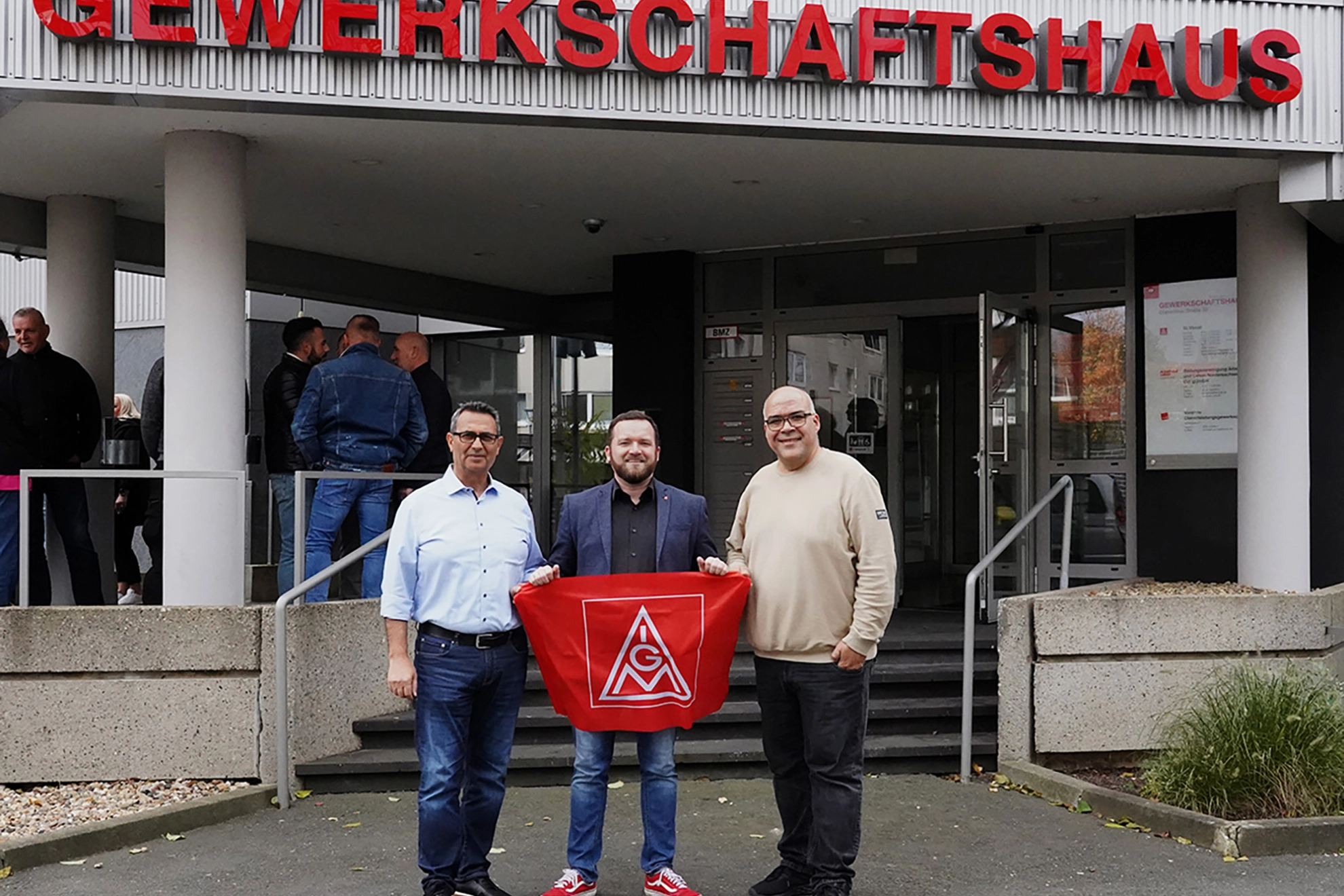 v.l.n.r.: Hüseyin Uc (MAN), Markus Hulm (IG Metall SZ-PE), Andrea Deiana (MAN)