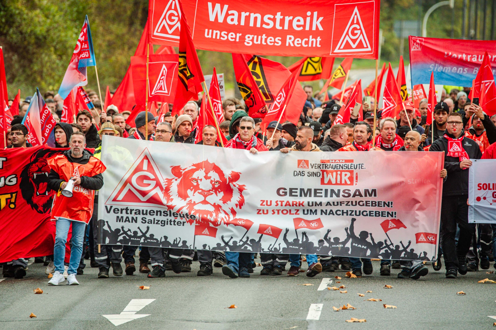 Vertrauensleute von MAN bei einer Demo auf der Kreuzung der Metallerinnen und Metaller