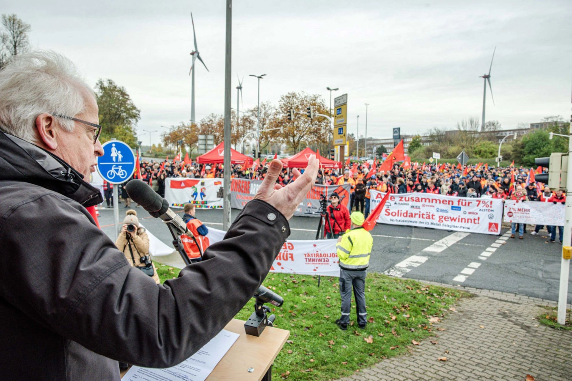 Hans-Jürgen Urban, Vorstandsmitglied der IG Metall, spricht auf der Kundgebung