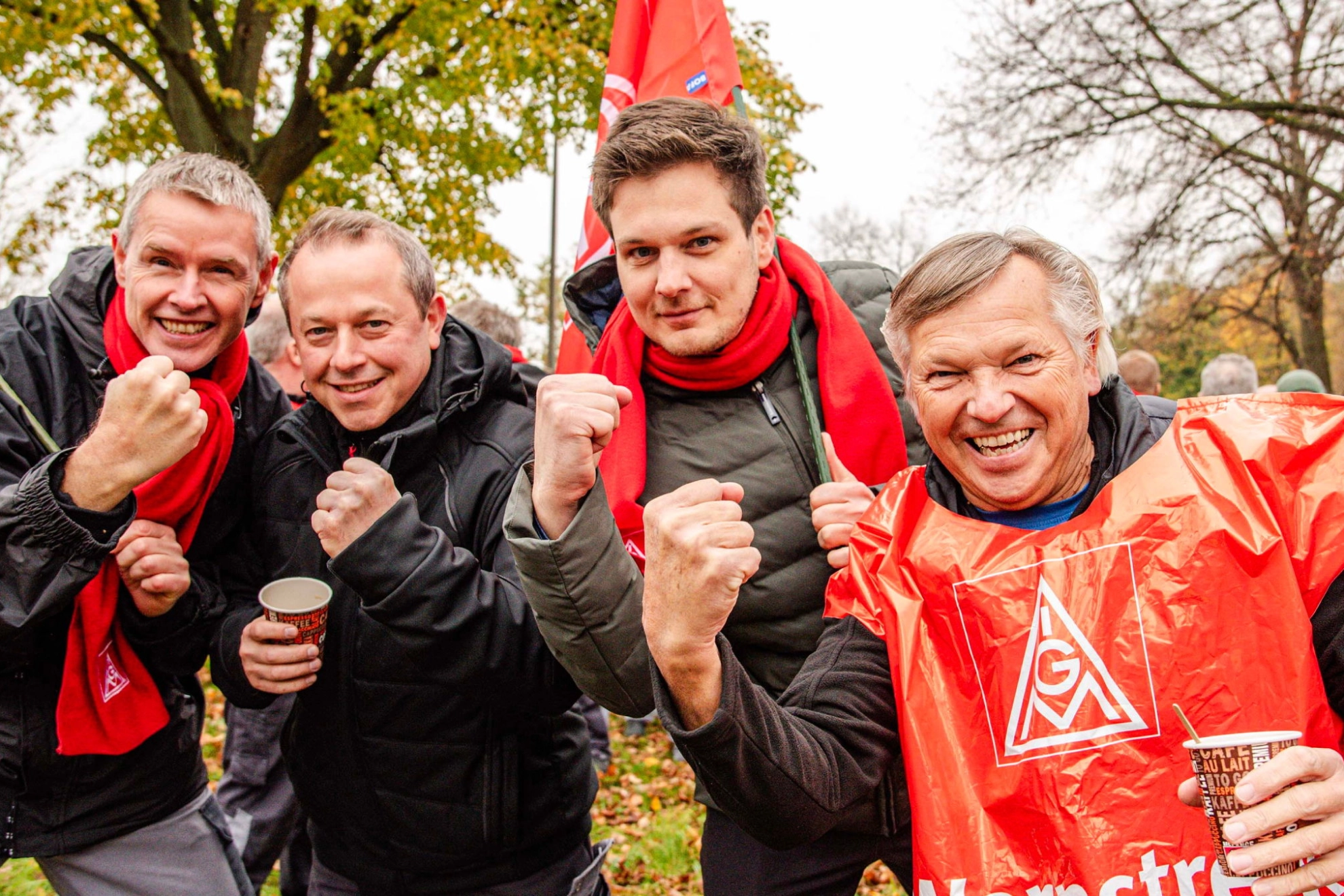 Beschäftigte machen während der Metall-Tarifrunde 2024 mit Warnstreiks Druck für ihre Forderung