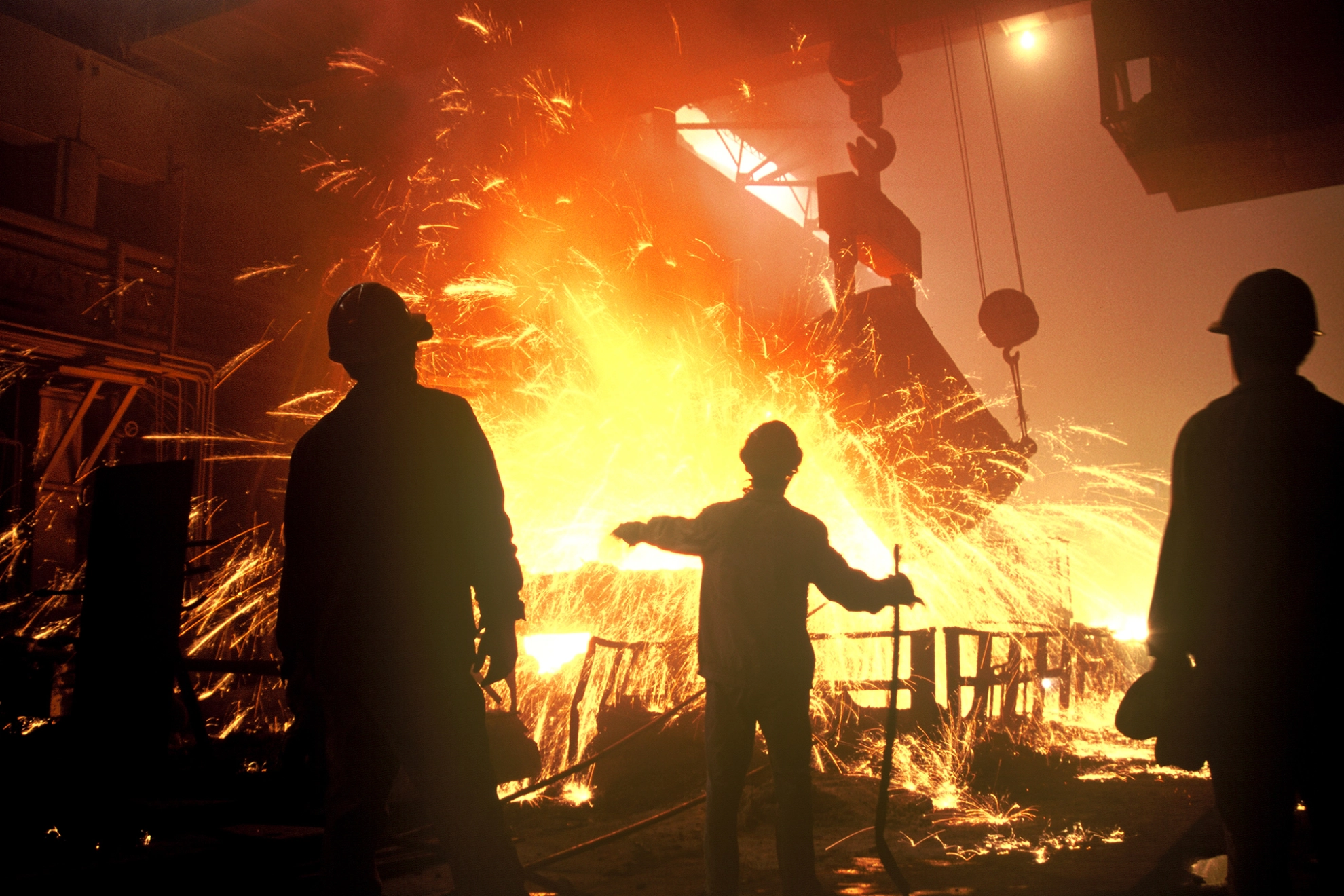 Stahlarbeiter in einem Stahlwerk