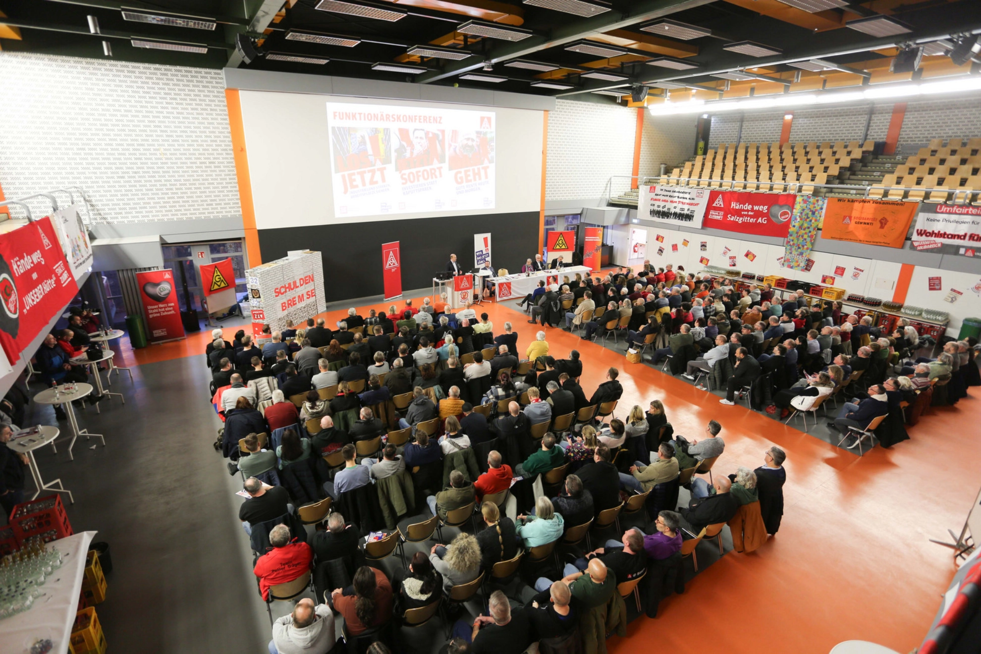 Metallerinnen und Metaller zeigen in Salzgitter Flagge für Industriestandort