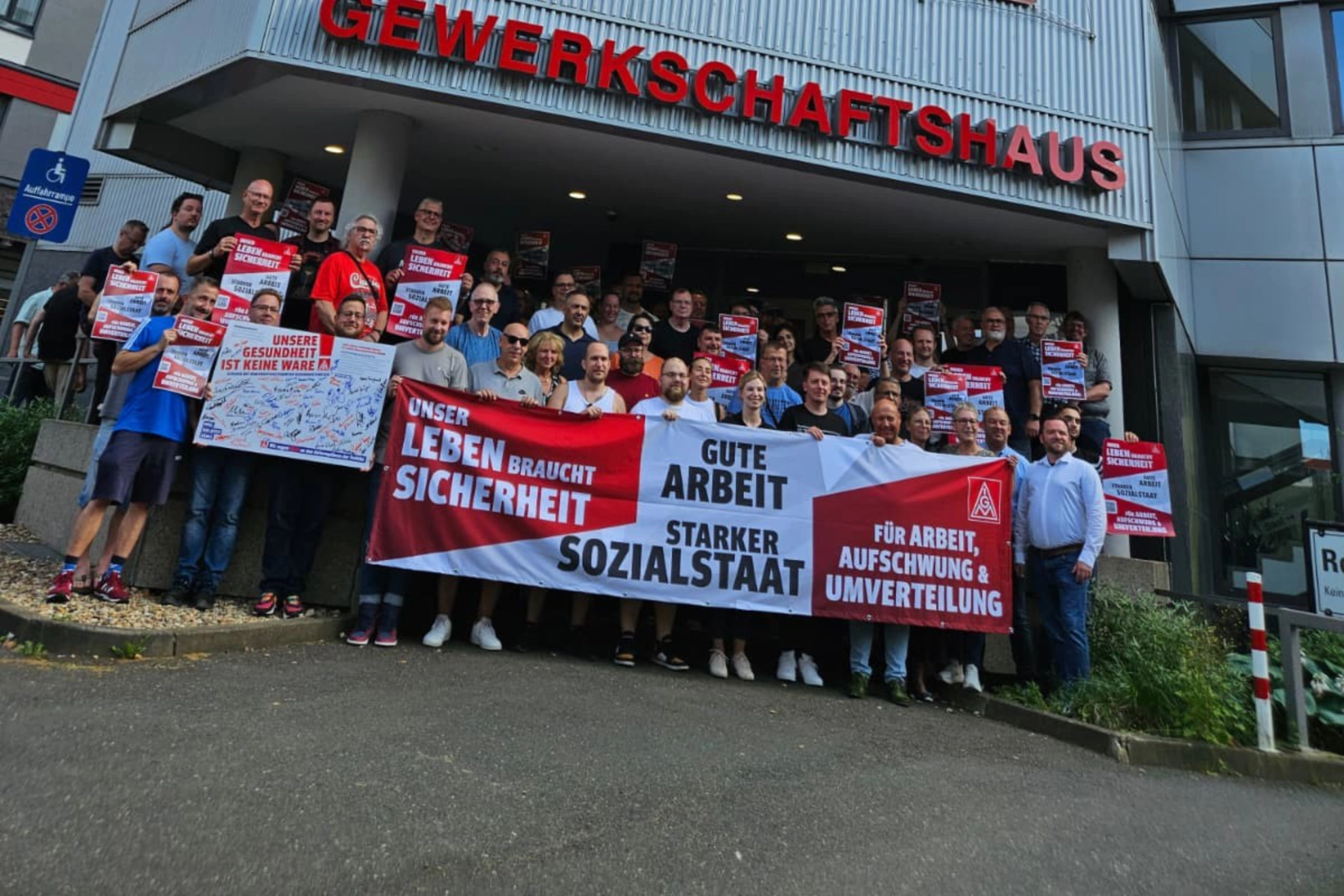 Transparent am Gewerkschaftshaus Salzgitter: "Starker Sozialstaat, gute Arbeit"