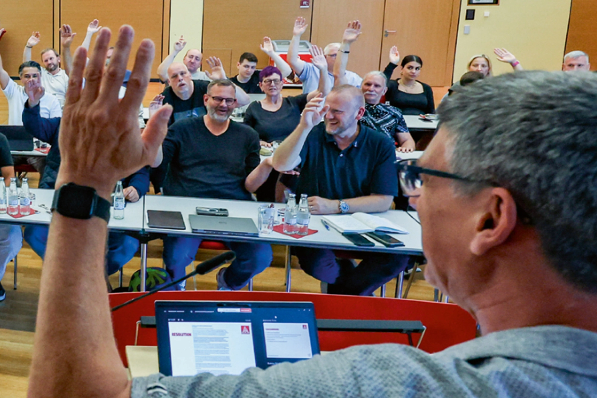Bild der Einigkeit: Die Tarifkommission der nordwestdeutschen Stahlindustrie votierte einstimmig für die Kündigung der Tarifverträge. Im September wird sie eine Forderungsempfehlung aufstellen. Dann geht es in die Verhandlungen.