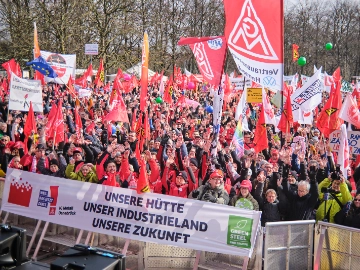 Rund 9.000 Gewerkschafter*innen zeigen in Hannover Flagge für Industriearbeitsplätze