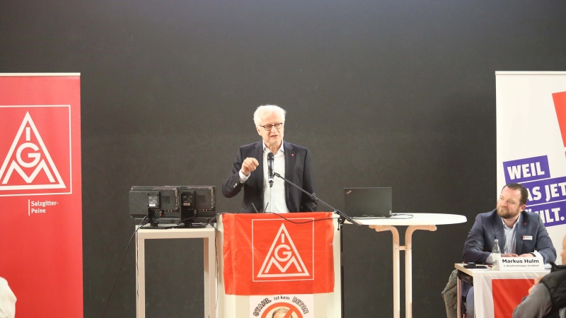 Metallerinnen und Metaller zeigen in Salzgitter Flagge für Industriestandort