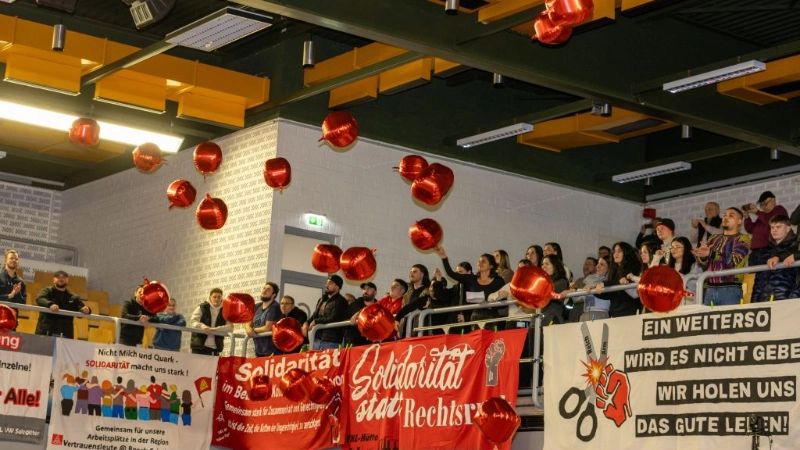 Metallerinnen und Metaller zeigen Flagge für Industriestandort 