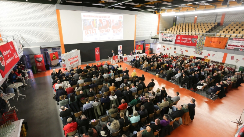 Metallerinnen und Metaller zeigen in Salzgitter Flagge für Industriestandort