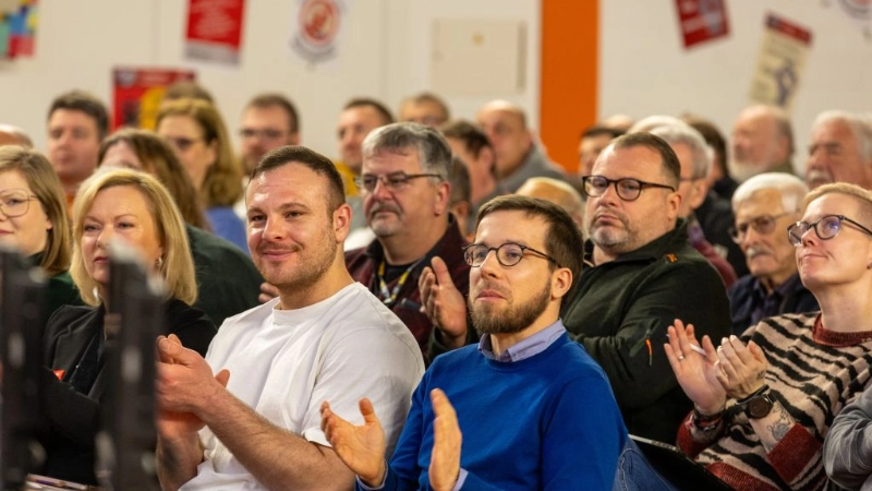 Metallerinnen und Metaller zeigen Flagge für Industriestandort 