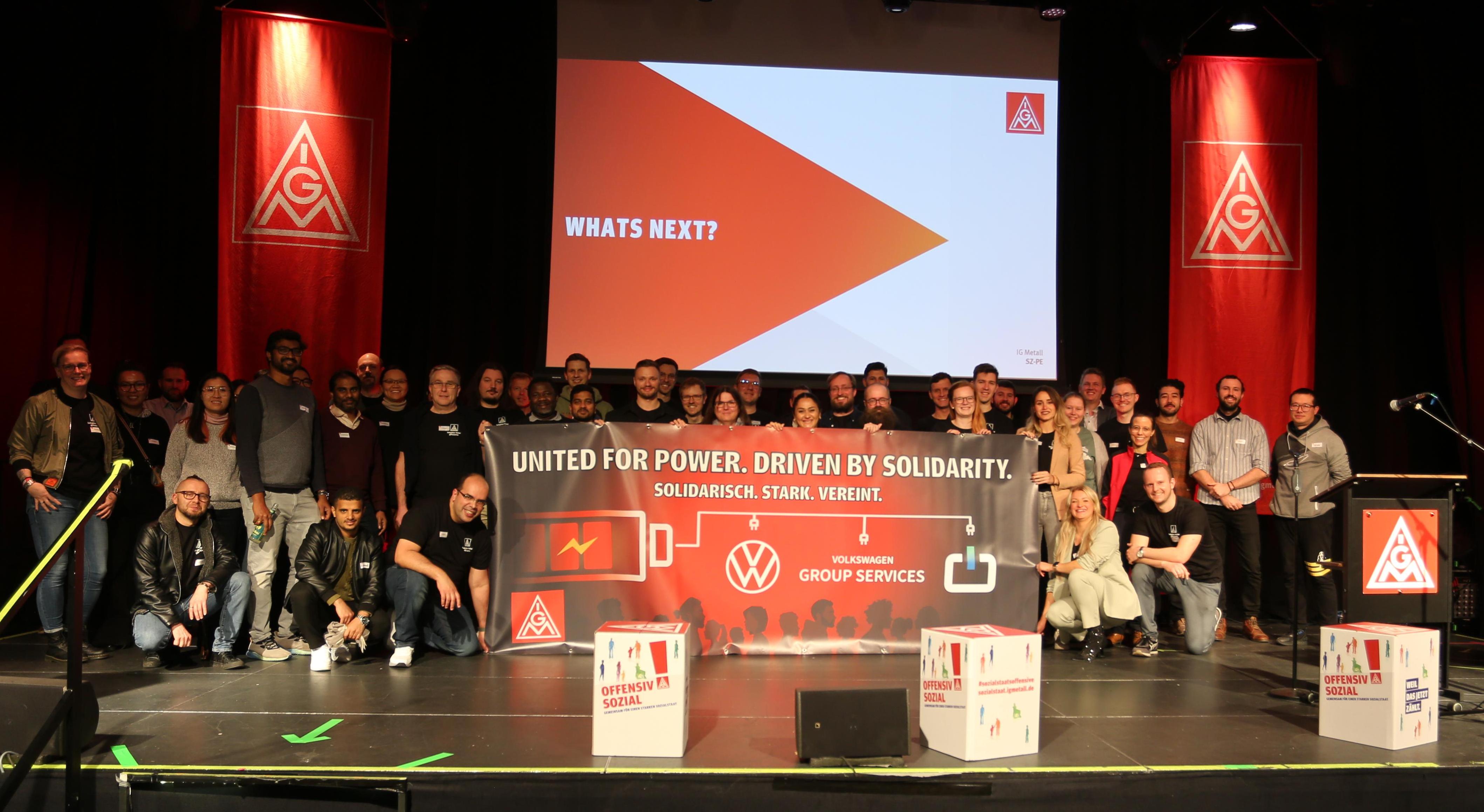 Das Gruppenfoto mit dem Slogan „What’s next?“ bringt die Stimmung des Abends auf den Punkt: Die Kolleginnen und Kollegen sind bereit für den nächsten Schritt. Denn die Tarifverhandlungen bei PowerCo sind festgefahren – die Arbeitgeberseite verweigert weiterhin eine verbindliche Beschäftigungssicherung.
